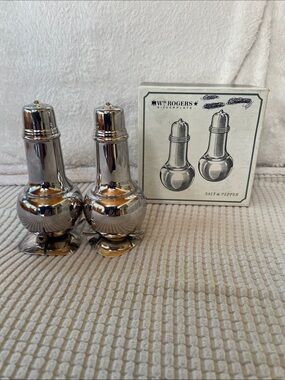 Wm Rogers Silverplate Salt and Pepper Shakers - Silver